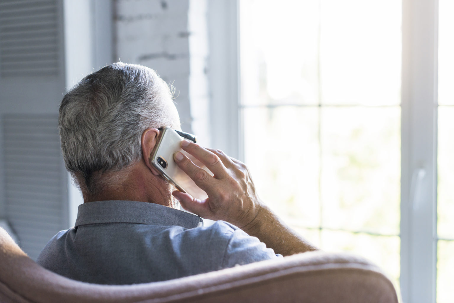 Телефон для пенсионеров 2024. Телефон для Стариков. Дед с телефоном. Пенсионер говорит по телефону. Телефон для пенсионеров.